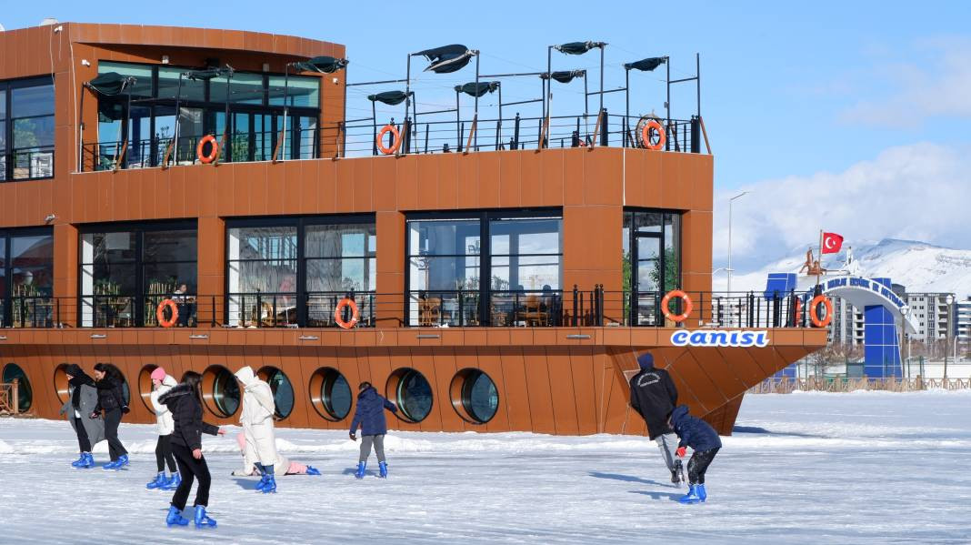 Erzurum'da buz tutmuş havuzda paten keyfi - Resim: 7